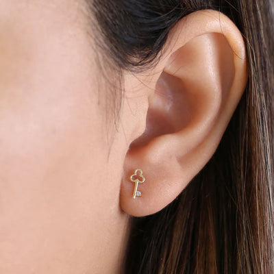 Solid 14K Yellow Gold Clover Key Clear Lab Diamonds Stud Earrings - Shryne Diamanti & Co.